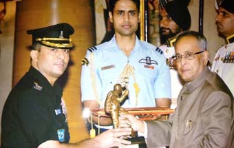 Who won Tenzing Norgay National Adventure Award 2013